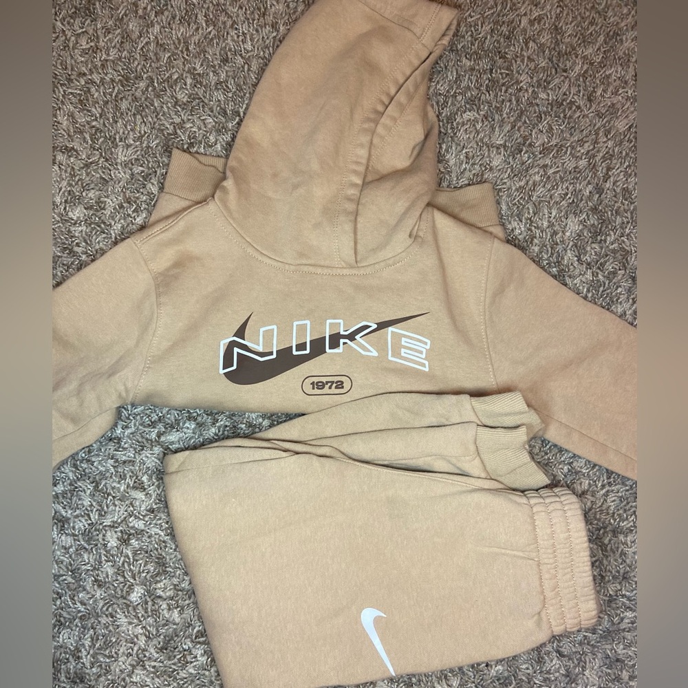 KIDS NIKE JOGGER SET SIZE 6/7 YEAR OLD